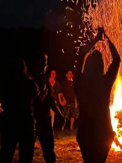 Firewalking chůze po žhavém uhlí