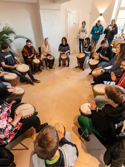 Africké bubnování – propojení týmu rytmem