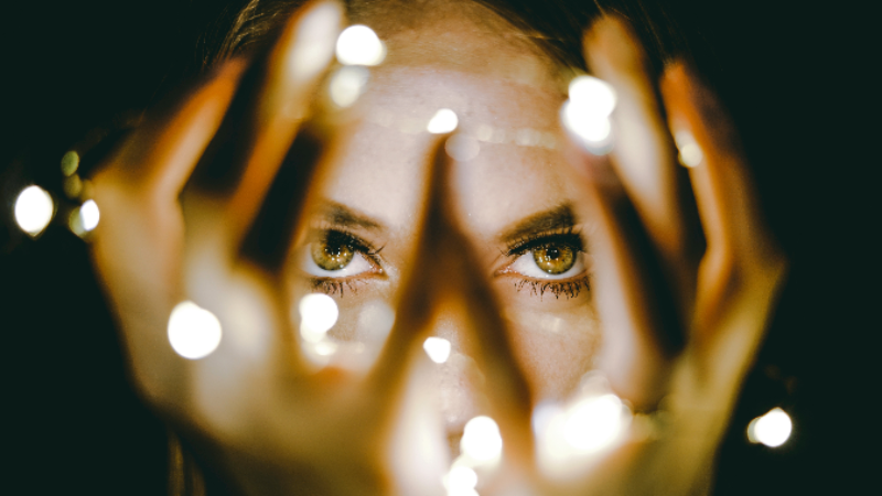 Posviťme si na sebe! Proč stojí zato sám sebe poznat?